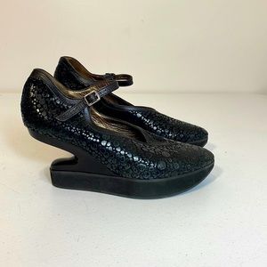 Jan Jansen Textured Suede Curved Heel Mary Jane Shoes